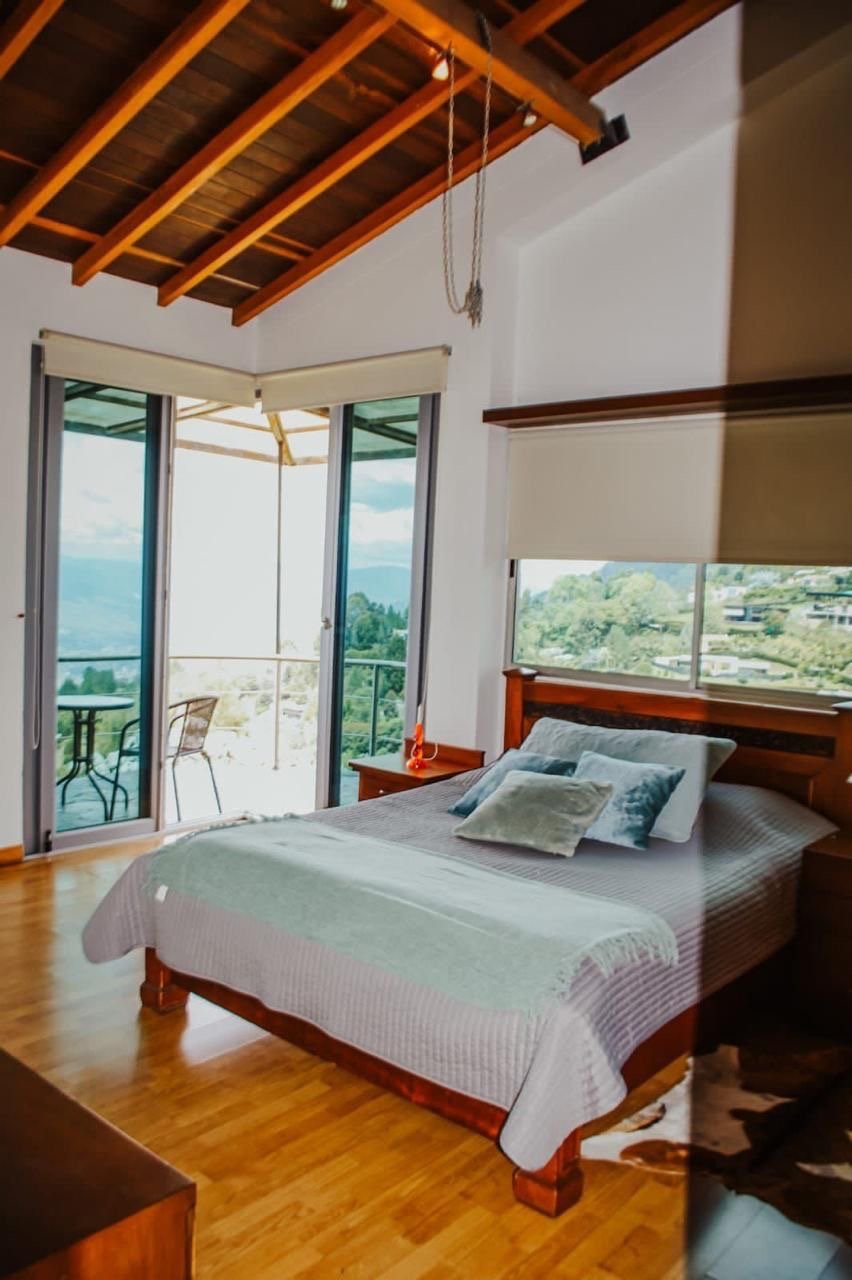 Exclusiva casa en Renta y venta en las palmas con vista panorámica a todo Medellín  - 16