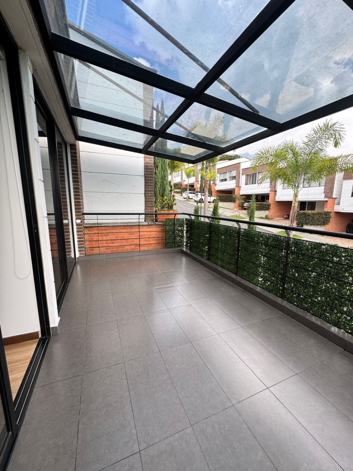 Oasis Luminoso en las Montañas - Image 3