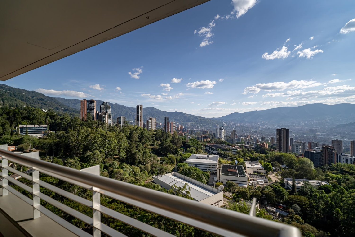Amplio apartamento con Doble Altura Disponible en Renta amoblado  — 13
