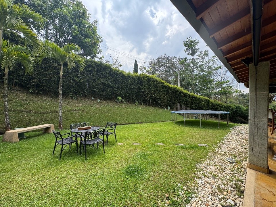 Gran casa En envigado en venta con amplia zona verde  — 4