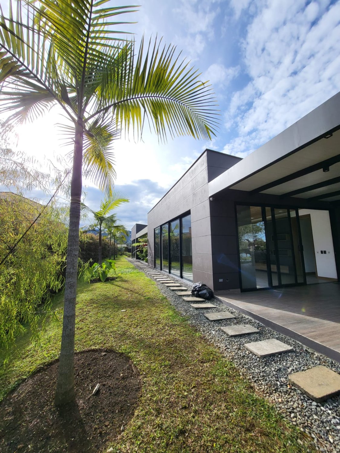 Exclusiva Casa con vista al lago en el sector del Oriente (Llano grande) - Image 2