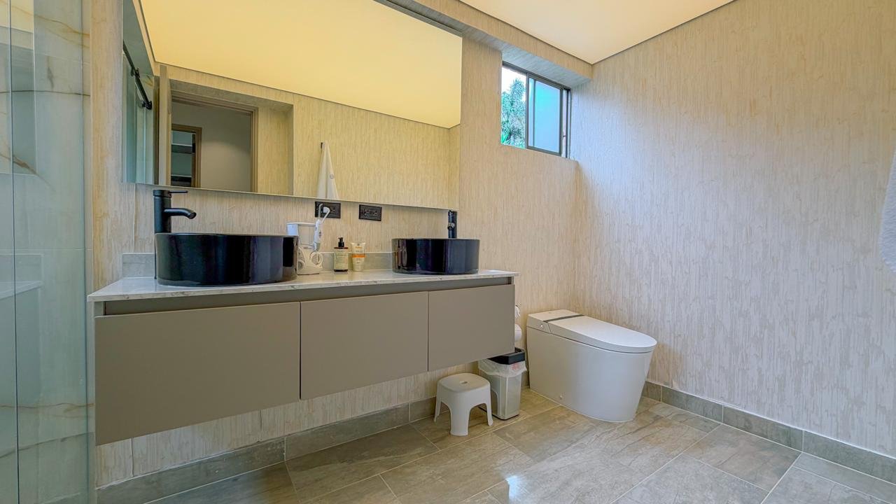 En Venta Amplia casa con Zonas verdes en Medellín (Poblado) - Image 17