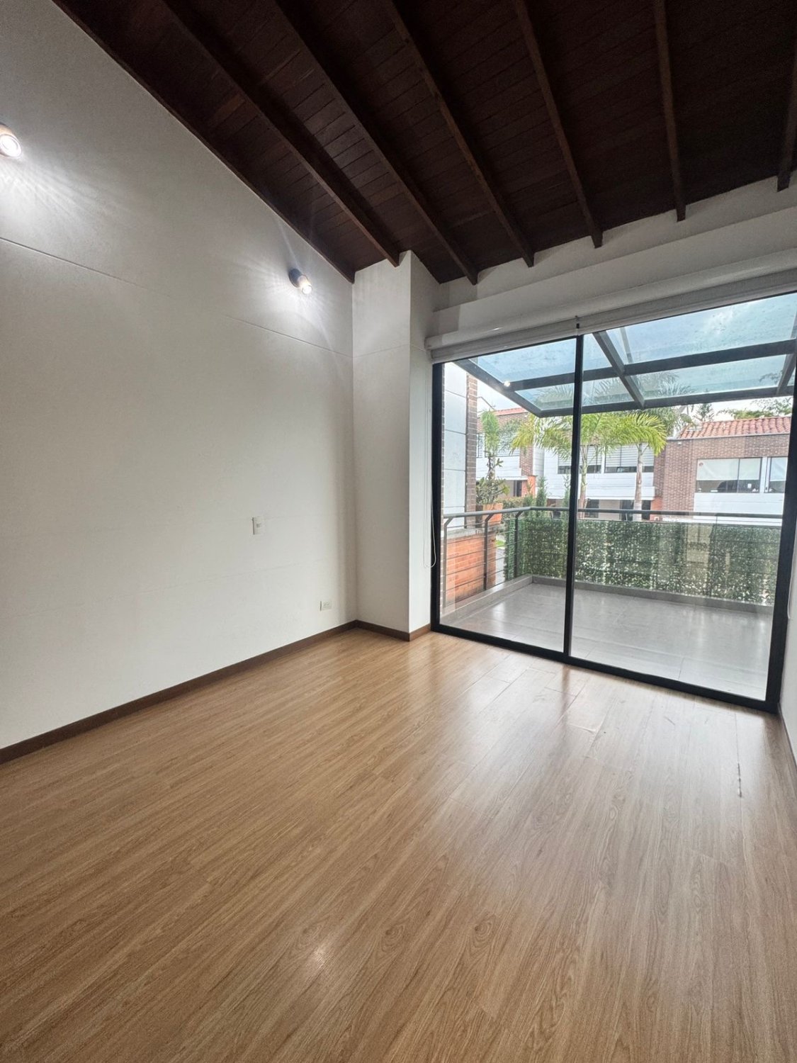 Oasis Luminoso en las Montañas - Image 10