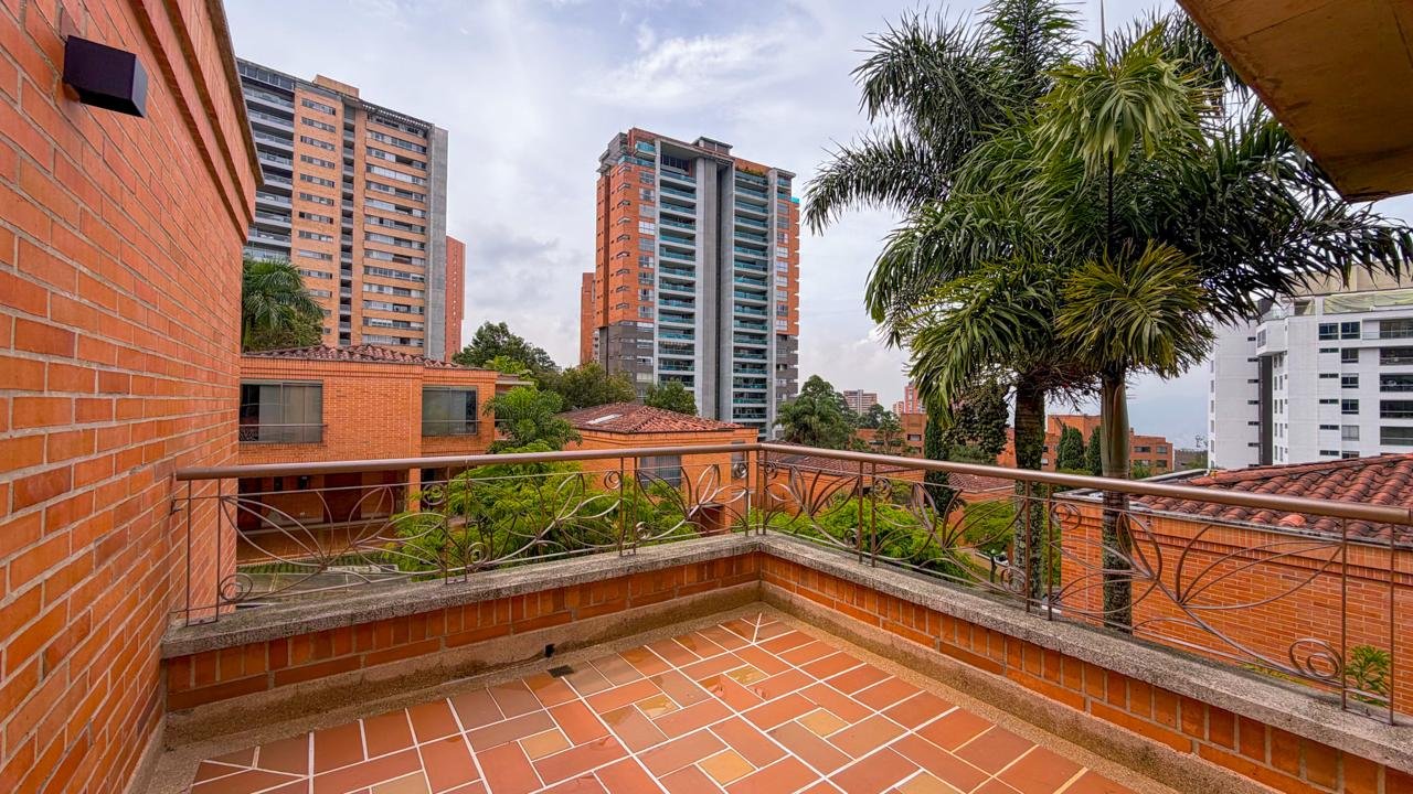 En Venta Amplia casa con Zonas verdes en Medellín (Poblado) - Image 13