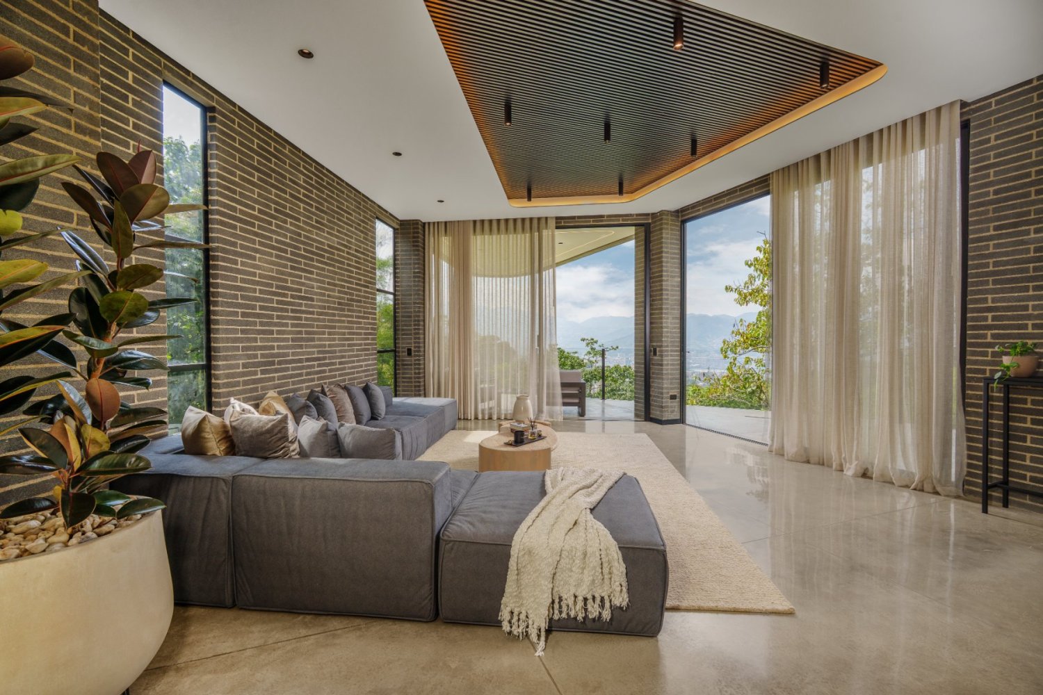 Luxury Villa for Short-Term Rental – London House - Image 3
