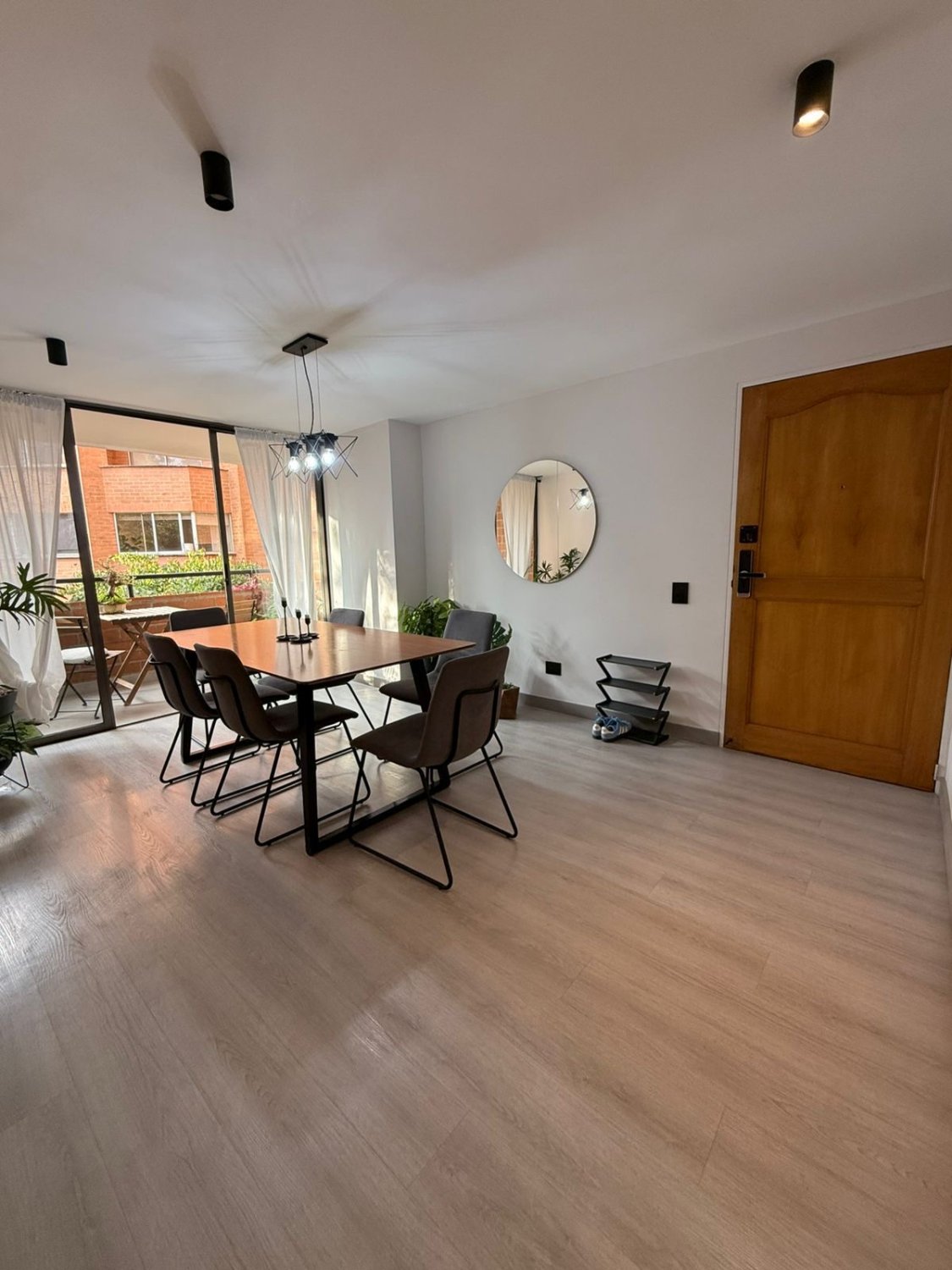 Moderno Apartamento Amoblado en Ubicación Central - Image 6