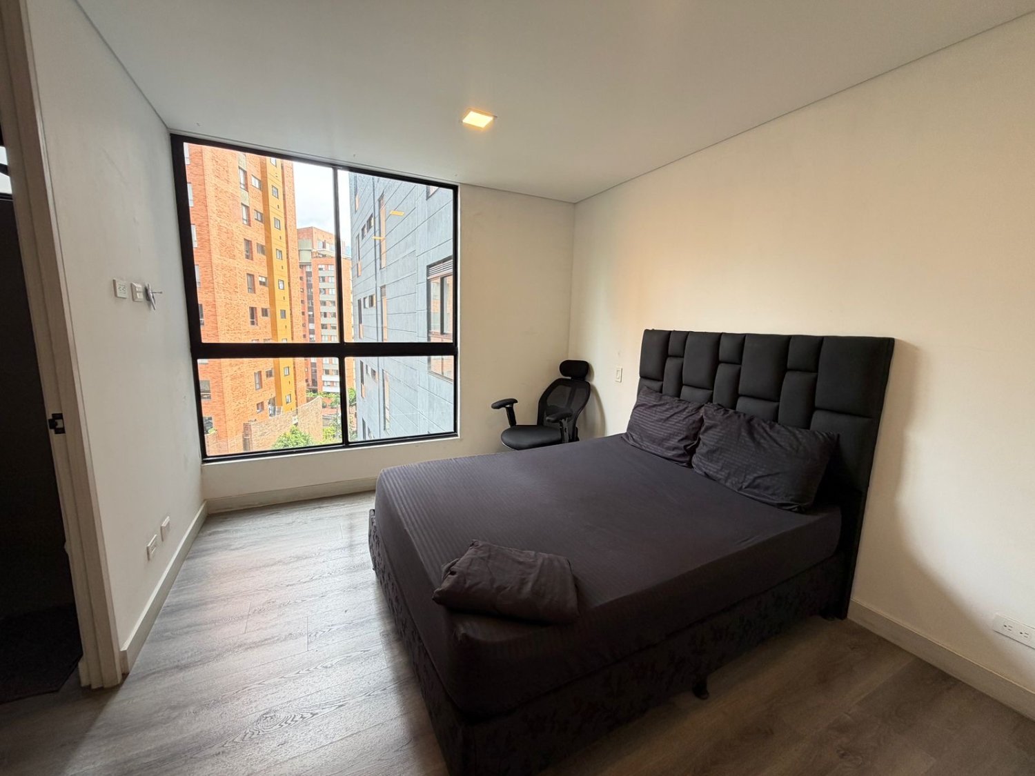 Apartamento amoblado moderno en el tesoro - Image 13