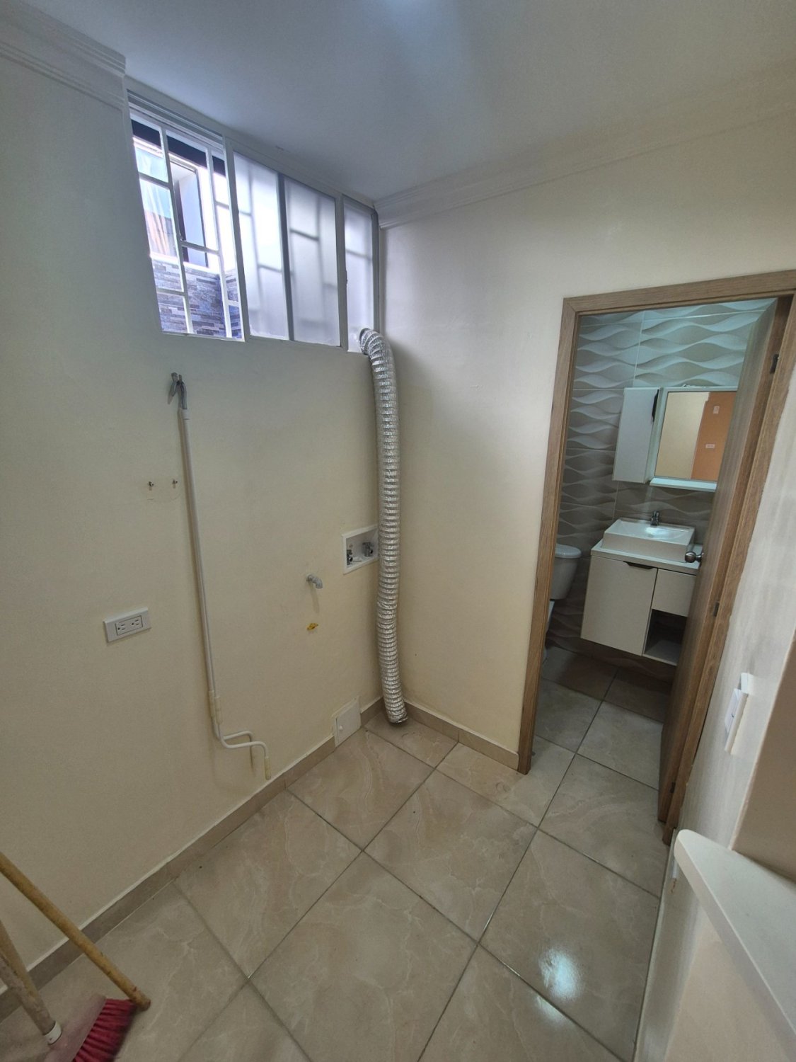 VENTA CASA DE 2 NIVLES EN VILLA CAROLINA - LIBRE DE GRAVAMENES - Image 4