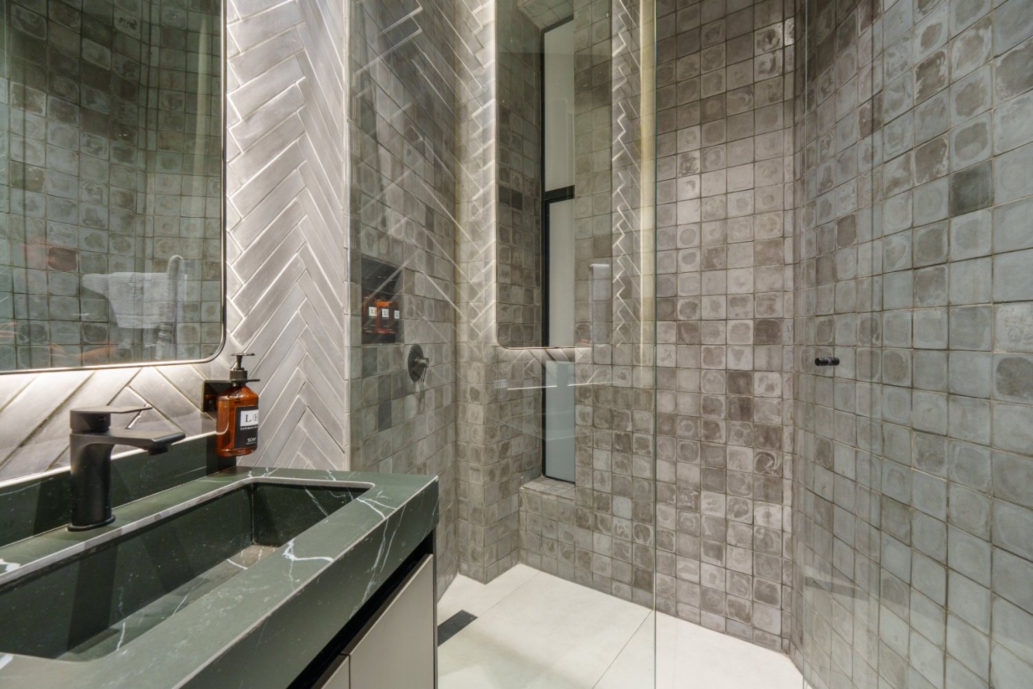 Luxury Villa for Short-Term Rental – London House - Image 17