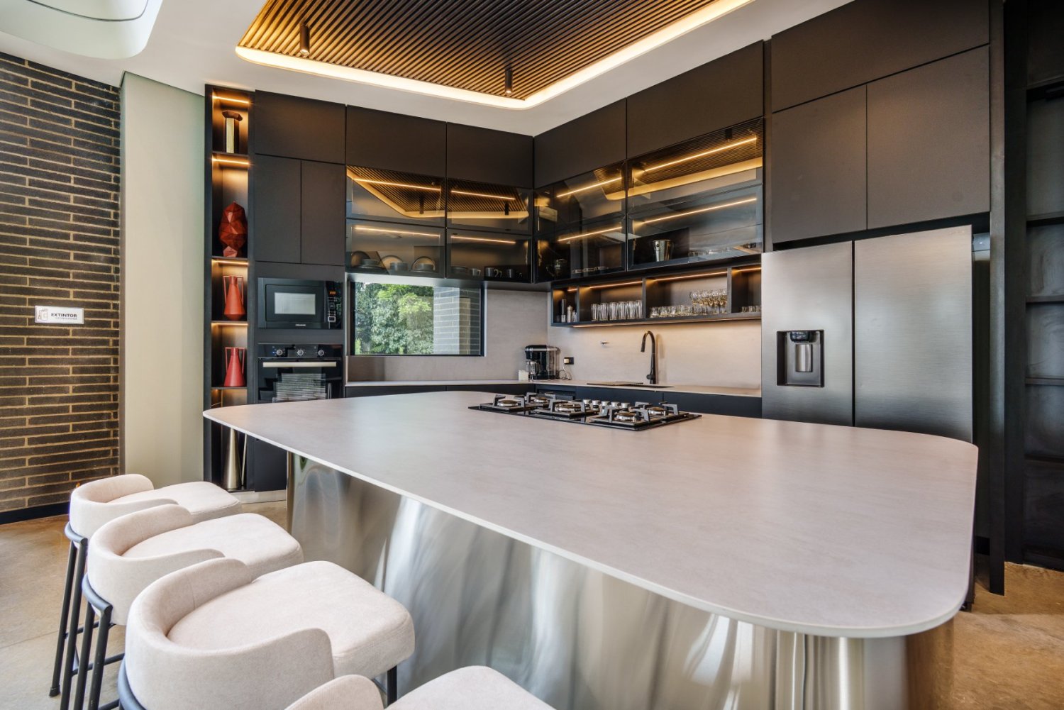 Luxury Villa for Short-Term Rental – London House - Image 4