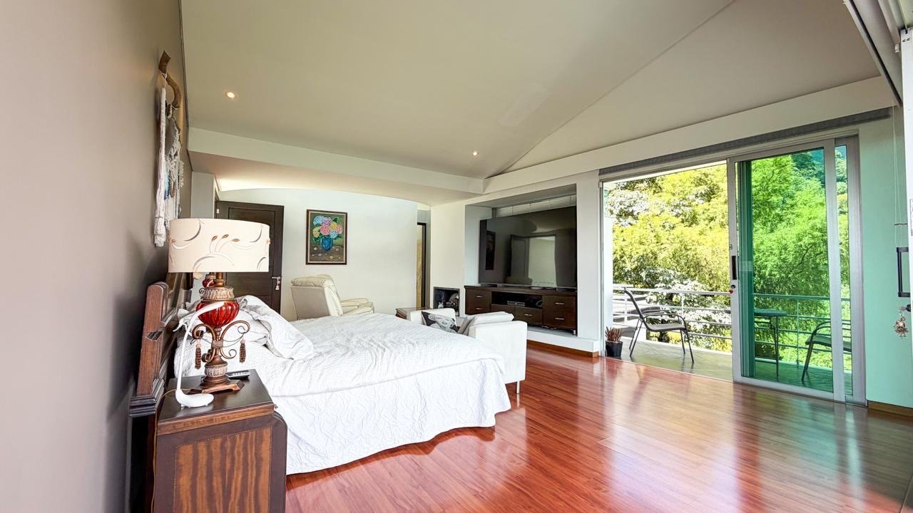 Exclusiva Casa con Vistas Impresionantes en Parcelacion (Poblado) - Image 13