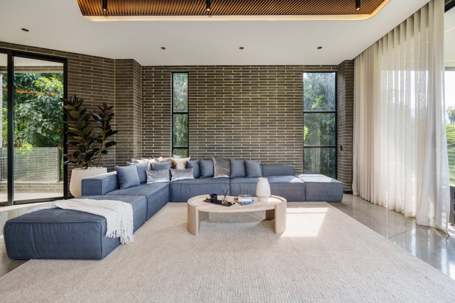 Luxury Villa for Short-Term Rental – London House - Image 9