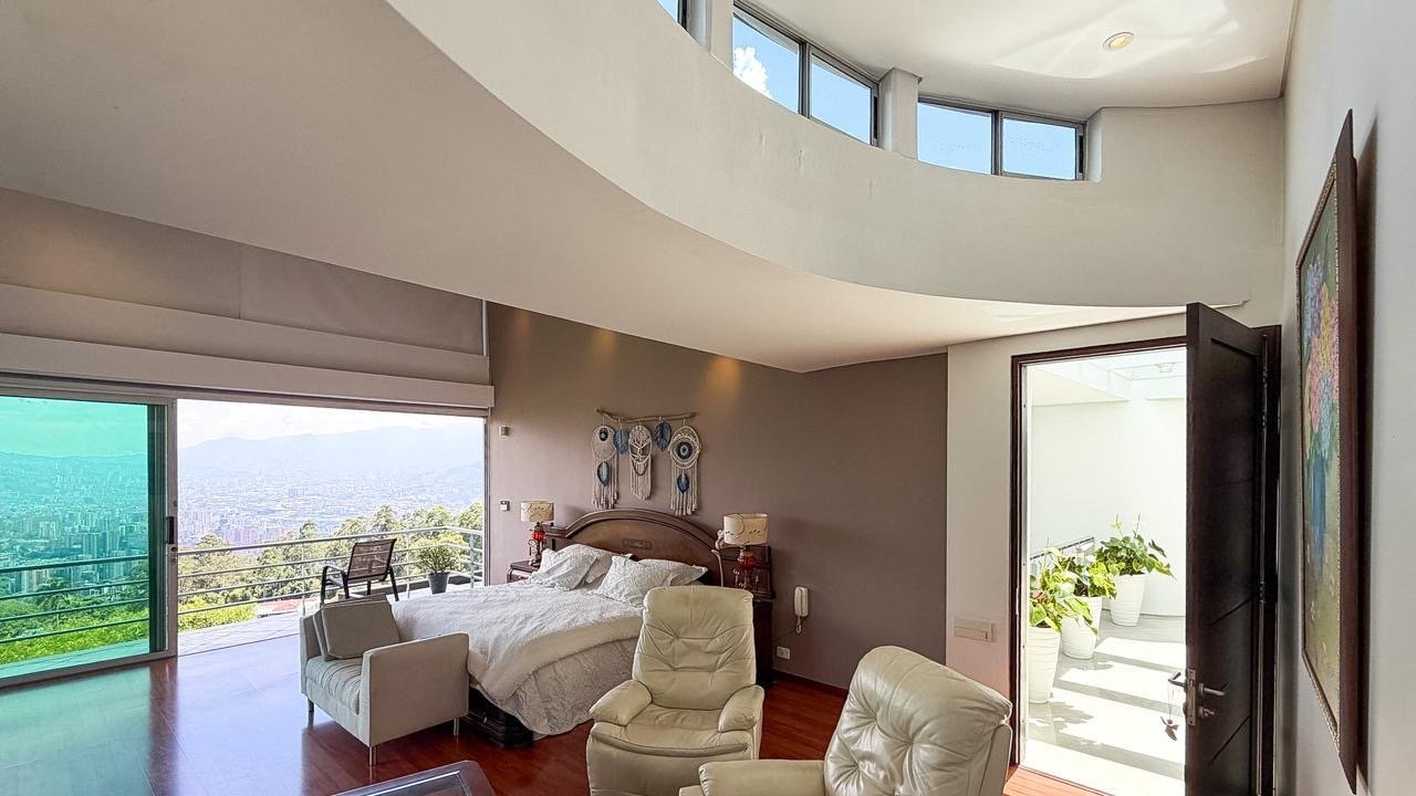 Exclusiva Casa con Vistas Impresionantes en Parcelacion (Poblado) - Image 16