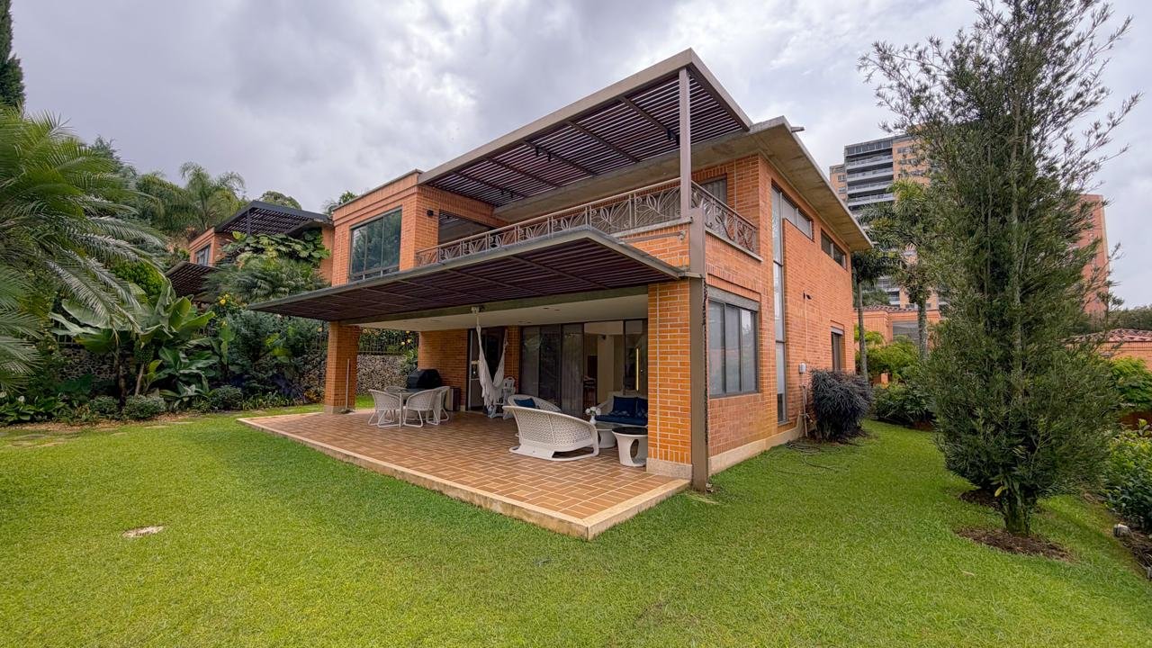 En Venta Amplia casa con Zonas verdes en Medellín (Poblado) - Image 4