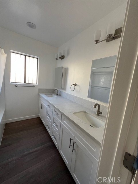 Modern condo in panorama city - Image 7