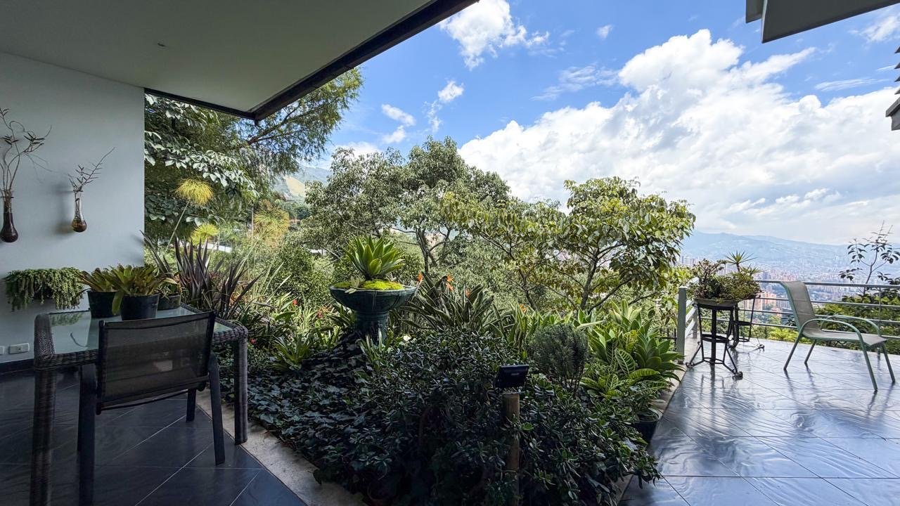 Exclusiva Casa con Vistas Impresionantes en Parcelacion (Poblado) - Image 25