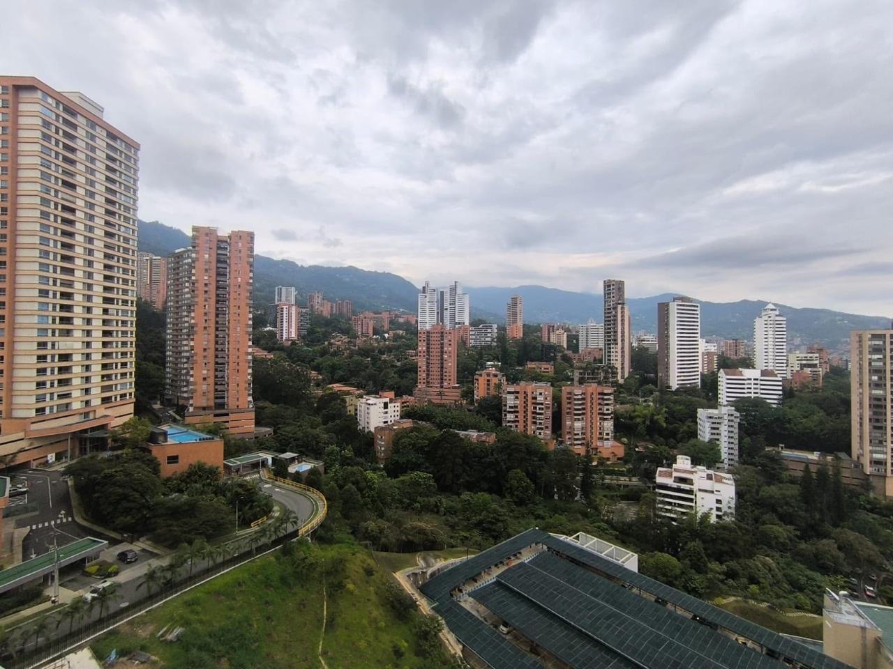 Moderno Apartamento En Poblado — 3