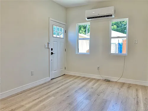 Charming 2 Bed / 1 Bath Modern Home  - Image 2