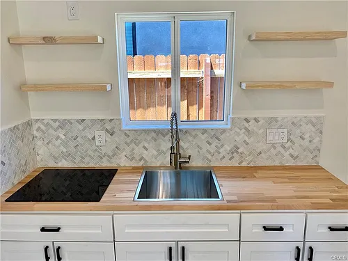 Charming 2 Bed / 1 Bath Modern Home  - Image 4