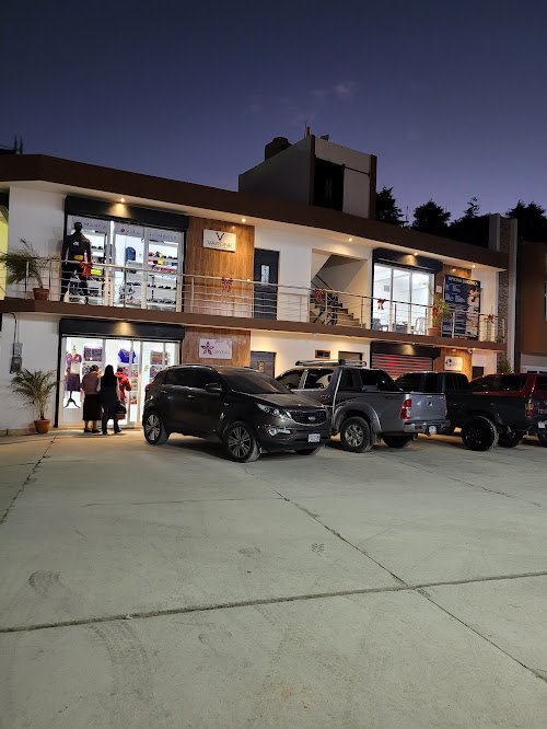 Centro Comercial Moderno y Accesible