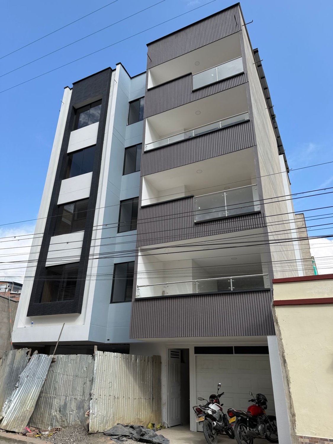 Moderno Edificio Residencial en Venta - Image 1