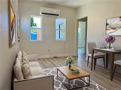 Charming 2 Bed / 1 Bath Modern Home  - Image 5