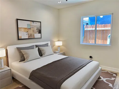 Charming 2 Bed / 1 Bath Modern Home  - Image 3